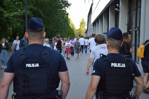 dwóch umundurowanych policjantów w trakcie patrolowania terenu przy stadionie na ul. Reymonta