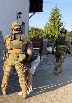 zatrzymanie podejrzanego na posesji przez kontrterrorystę