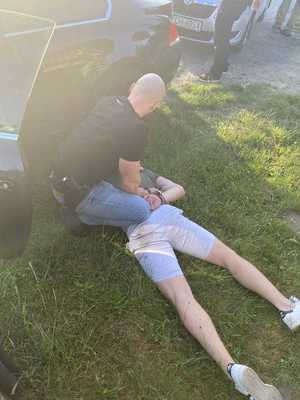 policjant zatrzymuje podejrzewanego