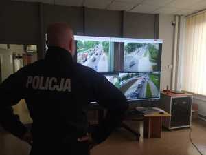 policjant obserwuje kamery monitoringu