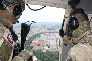 policjanci w śmigłowcu