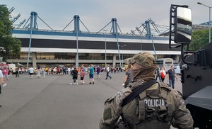 otwarcie Igrzysk - policjant dba o bezpieczeństwo w rejonie stadionu