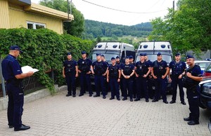 policjanci podczas odprawy do służby