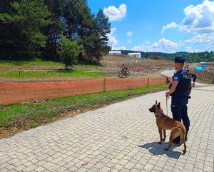 policjant z psem służbowym patrolują rejon igrzysk