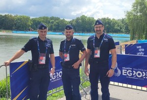 trzech policjantów podczas zabezpieczenia Igrzysk
