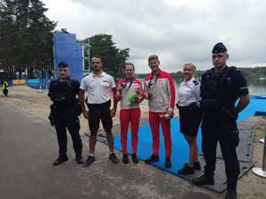 policjanci wraz ze zwycięzcami igrzysk pozują do zdjęcia