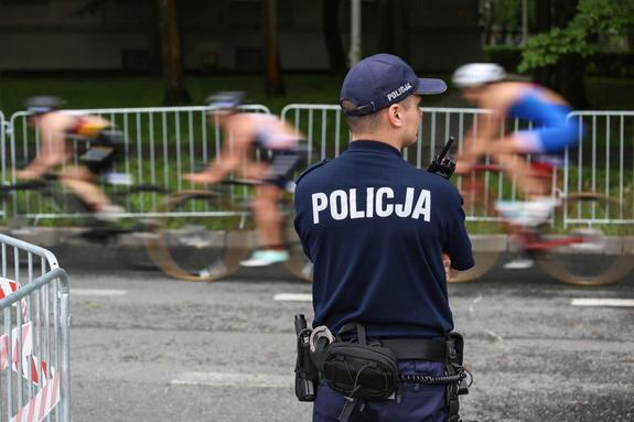 policjant zabezpiecza przejazd kolarski