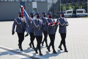 1.Poczet sztandarowy w trakcie wprowadzenia sztandaru na uroczystości