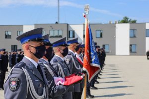 2. Poczet sztandarowy ustawiony w szuku ze slubującymi policjantami