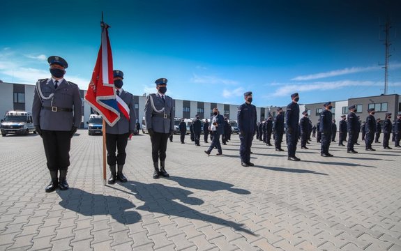 3. Poczet sztandarowy i policjanci ślubująćy ustawiecni w szyku