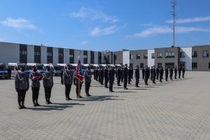 3. Widok na wszystkich zgromadzonych policjantów na placu apelowym