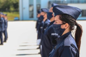 6a. Ślubująca policjantka ustawiona w szyku widziana z boku