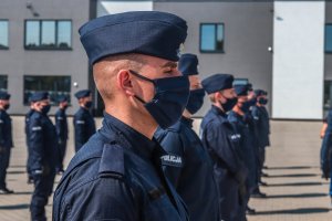 6b. Ślubujący policjant w ustawiony w szyku widziany z boku