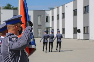 8. Dowódca pocztu sztandarowego salutujący pocztowi flagowemu