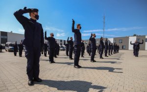 9a. Policjanci w trakcie ślubowania z dolnej perspektywy