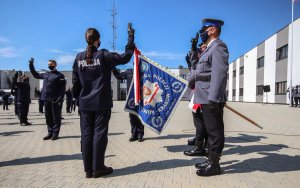 9b. Policjanci i poczet sztandarowy z pochylonym sztandarem w trakcie ślubowania