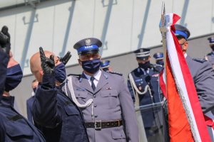 10. Policjanci w trakcie ślubowania na sztandar