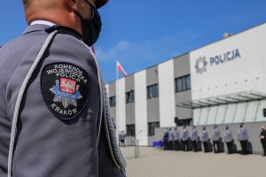 17. Zbliżenie na naszywkę &#039;KWP w Krakowie&#039; na mundurze Policjanta