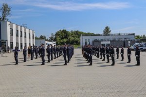 20. Zgromadzeni ślubujący Policjanci widziani z boku