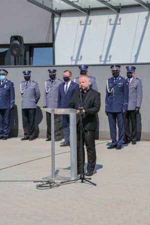 23. Kapelan Małopolskich Policjantów w trakcie przemowy po zakończonym ślubowaniu