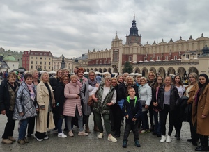 wspólne zdjęcie uczestników na rynku w krakowie