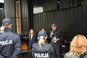 przemawia oficer łącznikowy policji holendrerskiej