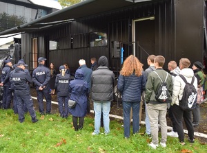 policjanci i mieszkańcy słuchają prelegentów