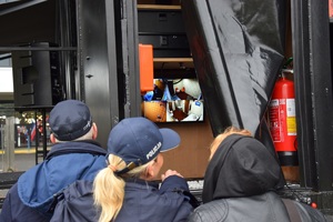 policjanci obserwują monitoring escaptrucka