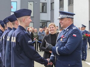 Komendant Wojewódzki wręcza nowo przyjętym policjantom legitymacje służbowe