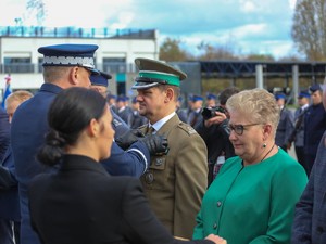 Komendant Wojewódzki Policji wręcza odznaczenia resortowe