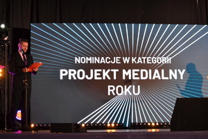 Na scenie prowadzący uroczystą galę, na ekranie nominacje  w kategorii projekt medialny roku