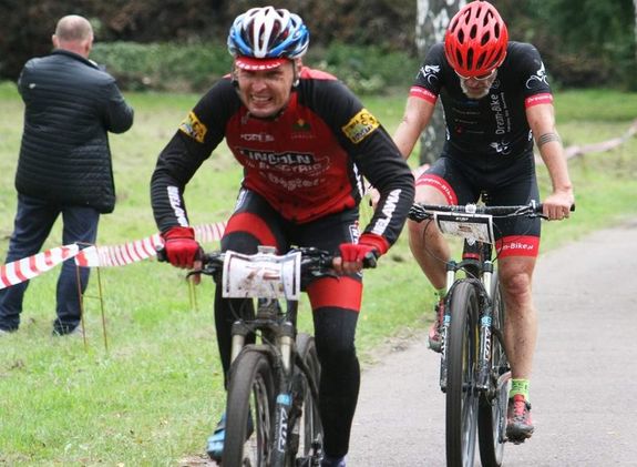 policjant na rowerze podczas zawodów MTB