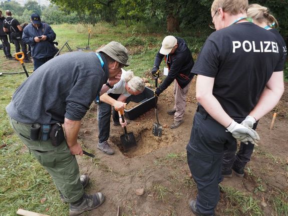 policjanci podczas cwiczeń w terenie przy pomocy psów służbowych