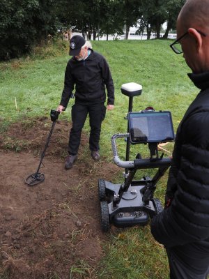 policjanci podczas cwiczeń w terenie przy pomocy psów służbowych