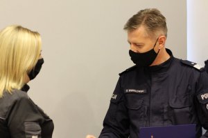 Komendant Wojewódzki Policji we Wrocławiu gratuluje pracownicy Służby Więziennej