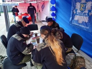 policjanci wypełniający dokumenty