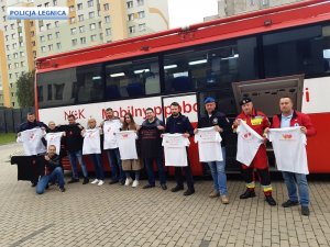 osoby przy autobusie w którym oddaje się krew