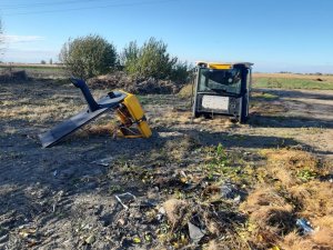 częsci pociete koparki i poukładane na ziemi