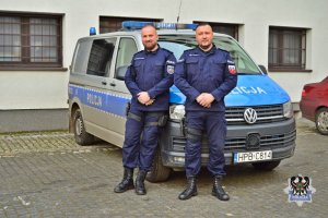 policjanci na tle radiowozu