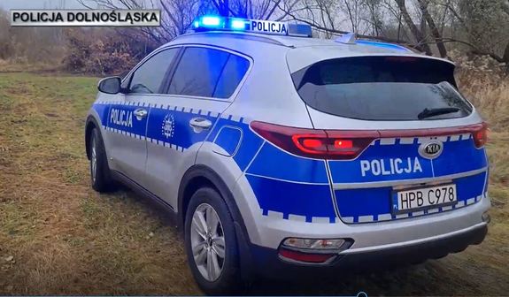 radiowóz policji w terenie