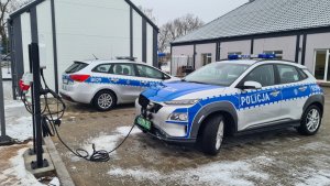 stacja ładowania elektrycznych radiowozów przy posterunku policji w Prochowicach