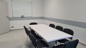 sala odpraw i stół z krzesłami w budynku posterunku policji w  Prochowicach