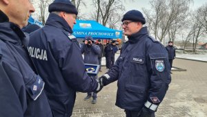 Komendant Wojewódzki Policji we Wrocławiu przekazuje klucz nowemu komendantowi posterunku