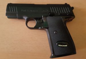 zabezpieczony pistolet leżacy na blacie