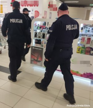 policjanci podczas sprawdzania zasad bezpieczeństwa w sklepie