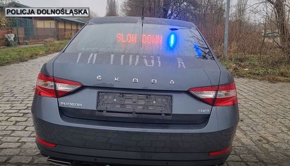 nowy nie oznakowany radiowóz policyjny