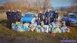 jedzie dla psów które zebrali policjanci podczas akcji dla schroniska