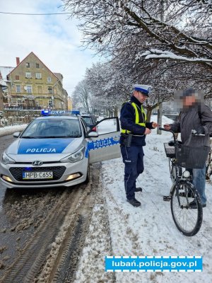 policjanci rozdają odblaski mieszkańcom zimową porą