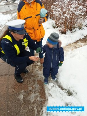 policjanci rozdają odblaski mieszkańcom zimową porą