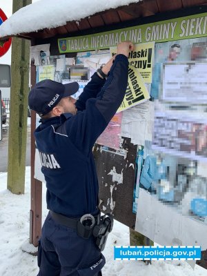 policjanci rozdają odblaski mieszkańcom zimową porą